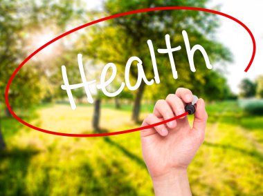 Adam el sağlık siyah kalemi ile görsel ekranda yazma.