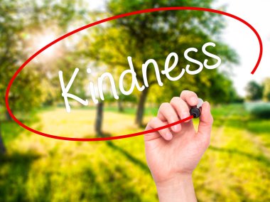 Adam el iyilik ile siyah kalemi görsel ekranda yazma.