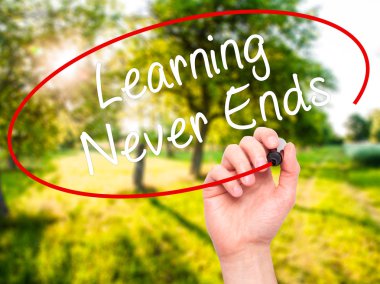 Adam el öğrenme Never Ends siyah kalemi ile görsel üzerinde yazılı