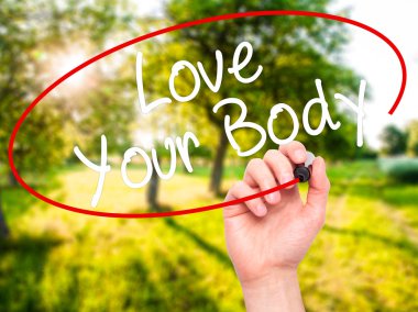 Adam el Love Your Body ile siyah kalemi görsel scre yazma.