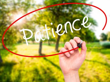 Adam el sabır ile siyah kalemi görsel ekranda yazma.