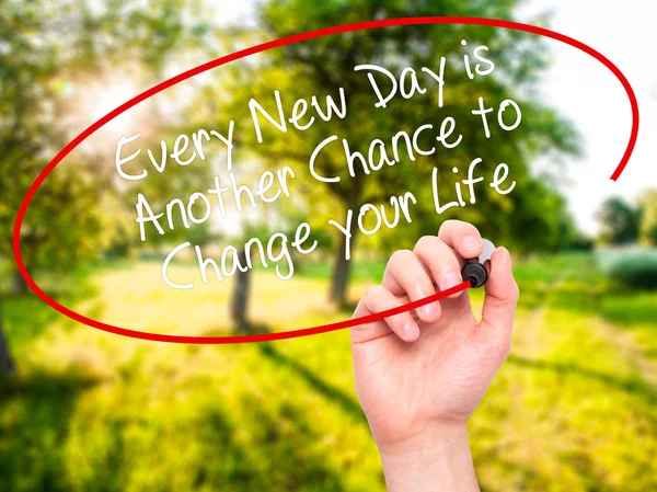 Man Hand skriva varje ny dag är en ny chans att ändra din — Stockfoto