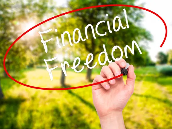 Man Hand escrever Financial Freedom com marcador preto em visual s — Fotografia de Stock