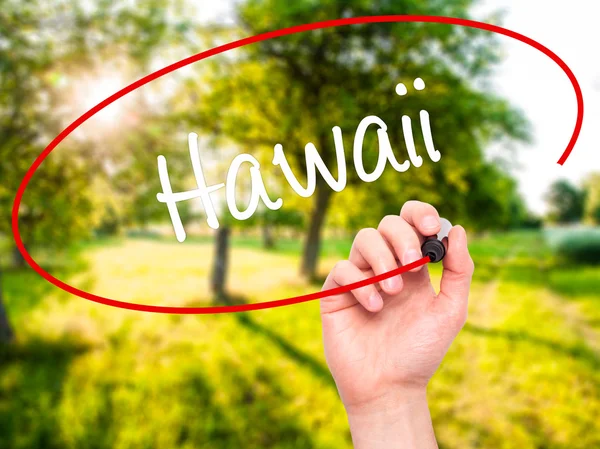 Homme écriture à la main Hawaï avec marqueur noir sur écran visuel — Photo