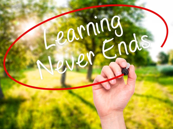 Adam el öğrenme Never Ends siyah kalemi ile görsel üzerinde yazılı