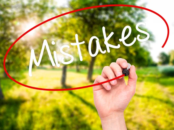 Man Hand schrijven fouten met zwarte marker op visuele scherm — Stockfoto