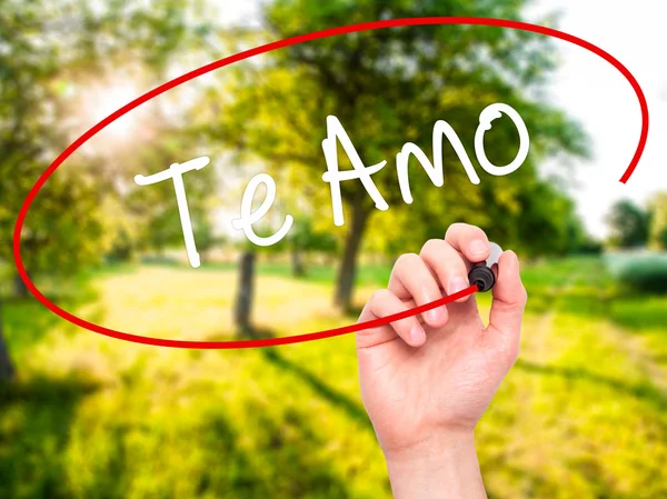 Ruka muže psaní Te Amo, (I Love vás ve španělštině) s černými mar — Stock fotografie