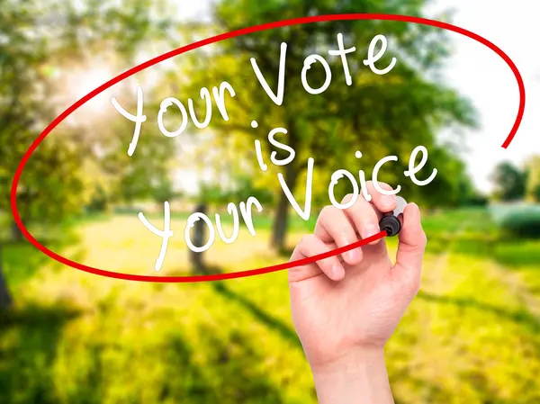 Man Hand writing Il tuo voto è la tua voce con pennarello nero su vi — Foto Stock