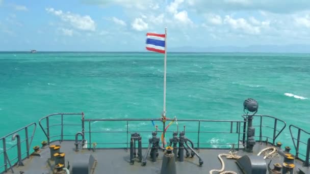Una gran nave atravesando las olas. Tailandia — Vídeos de Stock