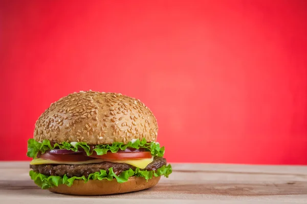 Hamburger closeup kırmızı zemin üzerine