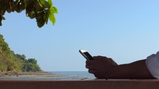 Руки печатают текстовые сообщения на смартфоне — стоковое видео