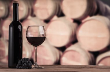 Arka camına meşe varil ile kırmızı şarap şişesi. Şarap arka plan