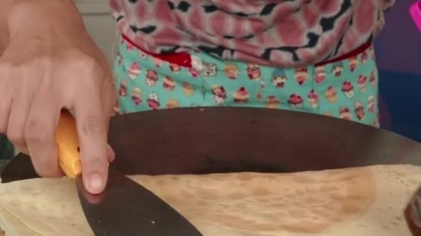 Mujer haciendo pankake con chocolate — Vídeos de Stock