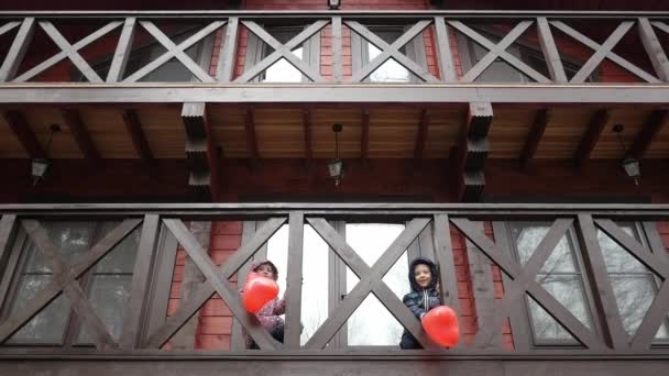 Ευτυχής παιδιά που παίζουν με μπαλόνια. Αργή κίνηση — Αρχείο Βίντεο