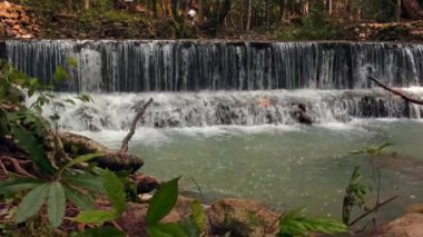 Güzel şelale orman. Tayland