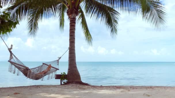 Mujer relajada tumbada en hamaca en la playa — Vídeo de stock