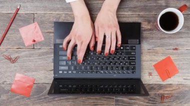 Dizüstü bilgisayarda çalışan kadın. Üstten Görünüm. Timelapse