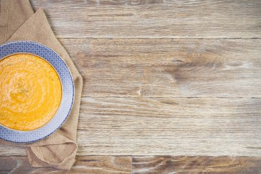 Ahşap arka plan üzerinde sebze çorbası. Rustik tarzı