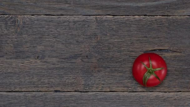 Červená rajčata na dřevěné pozadí — Stock video