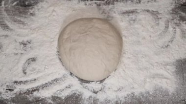 Elinde hamur yoğurma