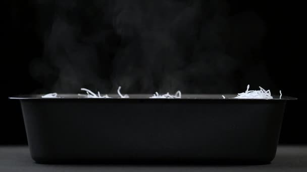 Χυλοπίτες funchoza επάνω σε μαύρο υπόβαθρο. Προετοιμασία τροφίμων — Αρχείο Βίντεο