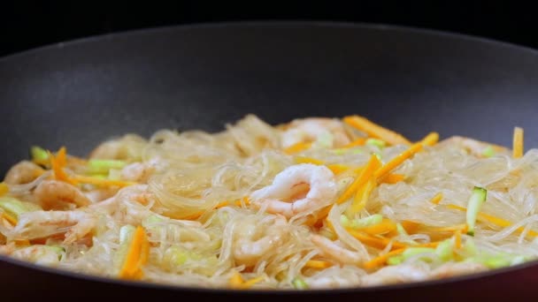 Πράσινο μαϊντανό βάζοντας σε Κορεατικά μανέστρα σαλάτα funchoza. Κινέζικο φαγητό — Αρχείο Βίντεο