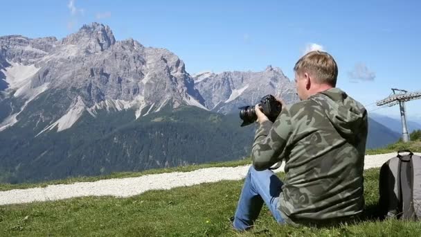 Fotograaf foto's nemen in de bergen — Stockvideo