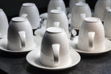 Çok çay ve kahve fincan siyah arka plan üzerine beyaz