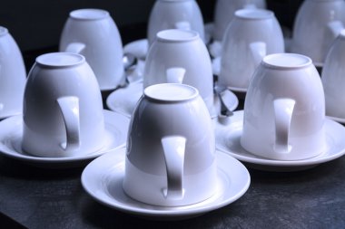 Çok çay ve kahve fincan siyah arka plan üzerine beyaz