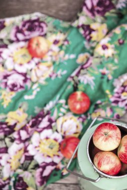 Ahşap masa üzerinde organik elma