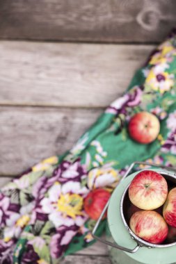 Ahşap masa üzerinde organik elma