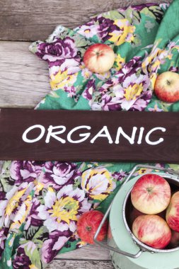 Ahşap masa üzerinde organik elma