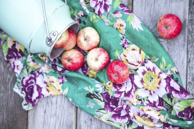 Ahşap masa üzerinde organik elma