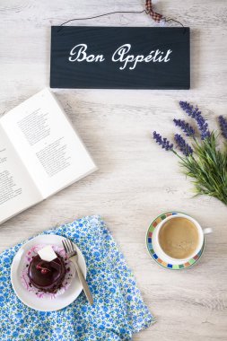 Tatlı ve kitap masada kahve