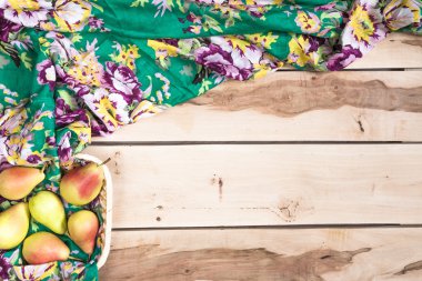 Ahşap artalanları üzerinde taze mevsimlik armut