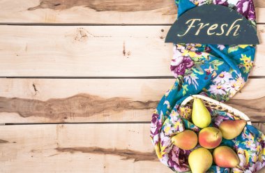 Ahşap artalanları üzerinde taze mevsimlik armut