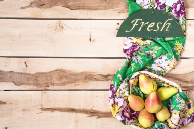 Ahşap artalanları üzerinde taze mevsimlik armut