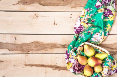 Ahşap artalanları üzerinde taze mevsimlik armut