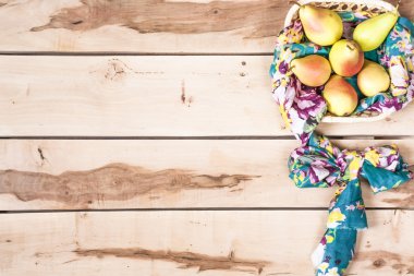 Ahşap artalanları üzerinde taze mevsimlik armut