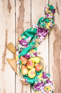 Ahşap artalanları üzerinde taze mevsimlik armut