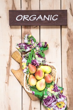 Ahşap artalanları üzerinde taze mevsimlik armut