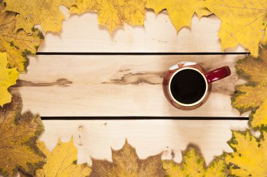 Sonbahar arka plan. Kahve tablo yaprakları ile
