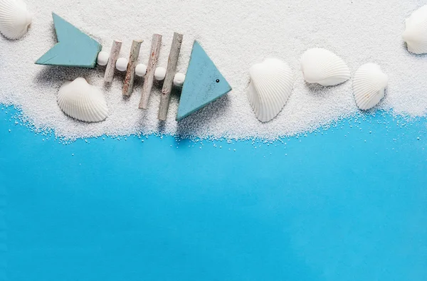 Decoração de peixes e conchas em areia branca, fundo — Fotografia de Stock