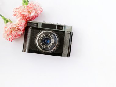 Vintage fotoğraf makinesi ve beyaz arka plan üzerinde pembe çiçek