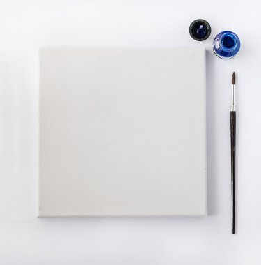 Branda ile boya fırçası ve mürekkep, beyaz arka plan üzerinde Üstten Görünüm