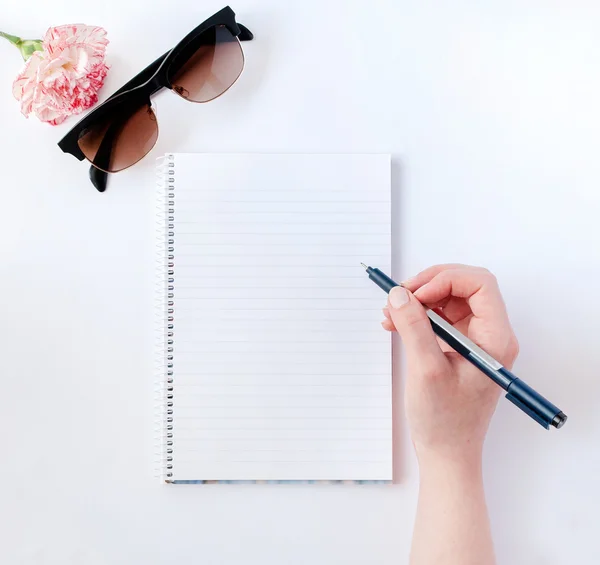 Hand skriva på tomt anteckningsblock, ovanifrån — Stockfoto