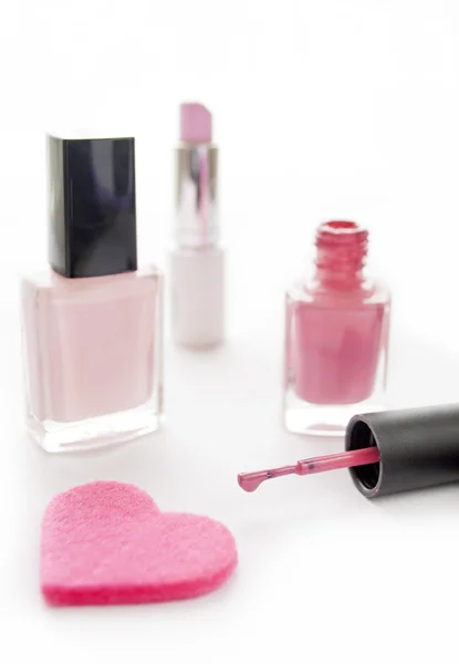 Herramientas de belleza rosa sobre fondo blanco —  Fotos de Stock