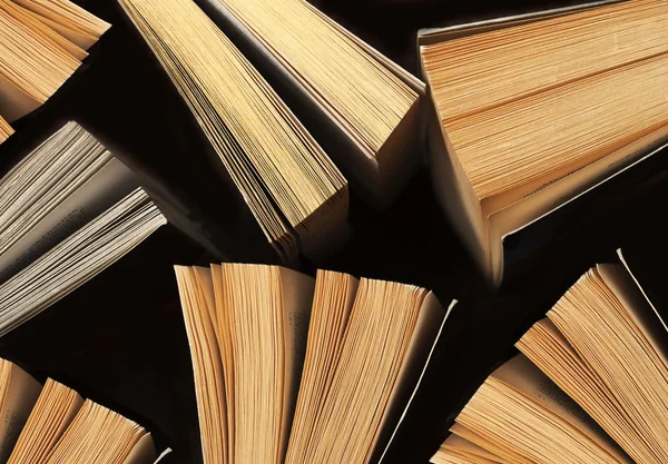 Açık kitap, üstten görünüm.