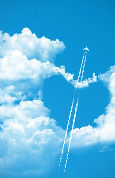 Airplane fly over a heart on the sky — Stock Photo, Image