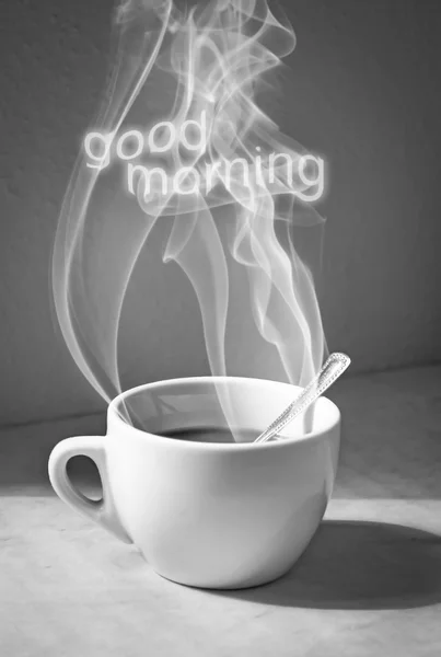 Kopje koffie met stoom en Goedemorgen tekst — Stockfoto